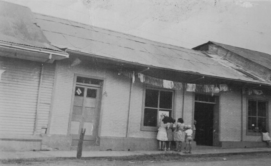  Fachada de la botica de Luis Ramírez Zamora y sus instalaciones
internas, Grecia (1920-1940)
