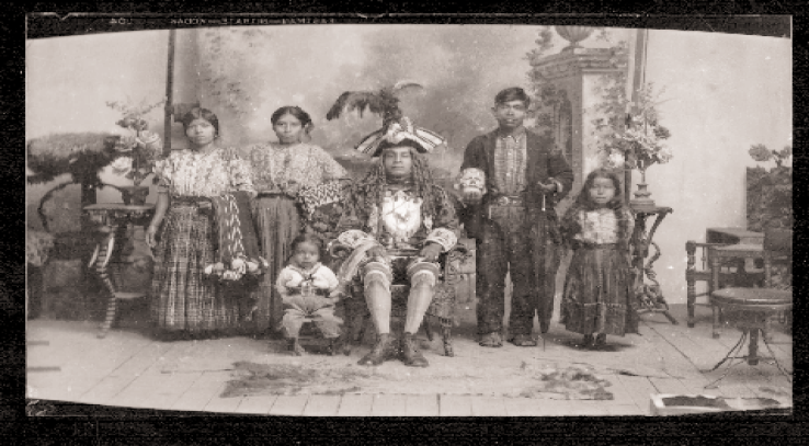 Colonialidad del ser. 

Familia
Maya-k’ichee, el padre vestido de español