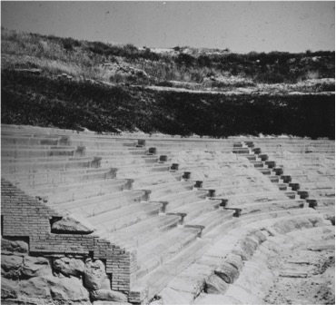 CÁVEA DEL TEATRO HELENÍSTICO DE HERACLEA MINOA. Restauración mediante el uso de resina
sintética por Franco Minissi.
