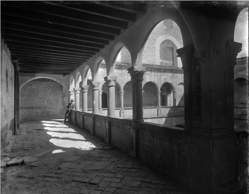 CLAUSTRO ALTO DEL
EXCONVENTO DE ACOLMAN. FOTOGRAFÍA ANTERIOR A LA RESTAURACIÓN, CA. 1920. 