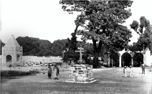 HUEJOTZINGO, PUEBLA. Atrio del exconvento,
ca. 1930.