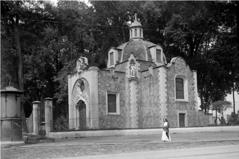 CHAPEL OF THE ENGLISH CEMETERY IN MEXICO CITY. Col.
Archivo Casasola, Fototeca Nacional. 
