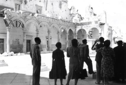 VISIT
OF A GROUP OF FRENCH TOURISTS TO THE ALCÁZAR, 1951. 