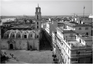 THE URBANISM OF COMMUNICATION. Street of Los
Oficios and the plaza de San Francisco. Old Havana.