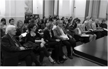 FIGURE 2. PRESENTATION OF THE
VOLUME BY FRANÇOISE CHOAY “PATRIMONIO E GLOBALIZZAZIONE”. Department of
Architecture, University of Naples Federico II, May 2013. Front row, from left
to right: Amedeo Bellini, Valentina Russo, Renata Picone, Aldo Aveta, Françoise
Choay, Francesco Starace, Giulio Pane, Elio Piroddi, Claudia Mattogno.