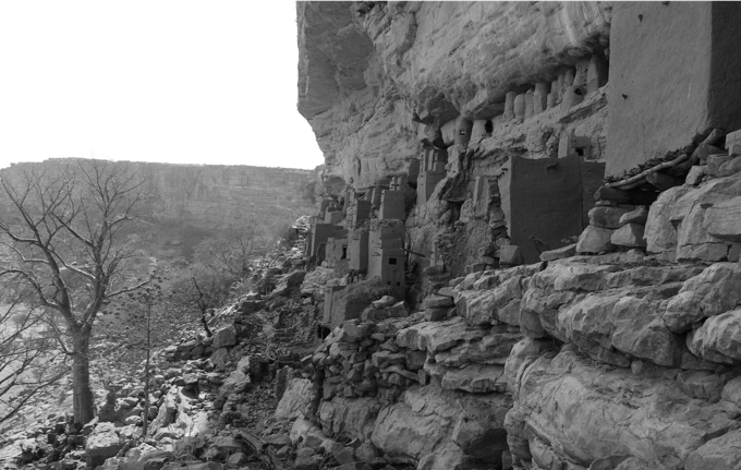 FALAISES DE BIANDAGARA AU PAYS DOGON
(MALI). Le concept d’authenticité doit accepter une évolution du site qui
réponde au souhait des populations pour de meilleures conditions de vie.