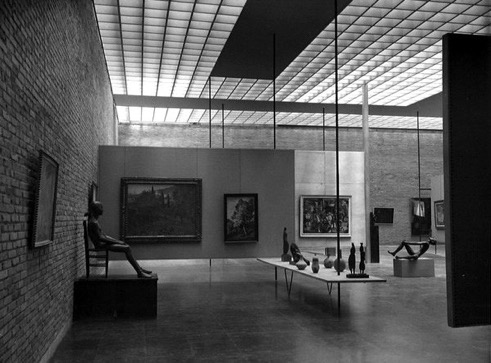 VIEWS OF SOME OF THE ROOMS OF THE NATIONAL
MUSEUM OF CONTEMPORARY ART IN 1959, WHEN THE ARCHITECT FERNANDO CHUECA GOITIA
WAS DIRECTOR OF THIS INSTITUTION.