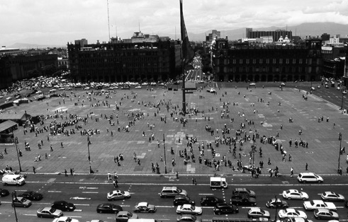 MEXICO CITY’S MAIN SQUARE, WITH THE BROAD AVENIDA 20
DE NOVIEMBRE. 