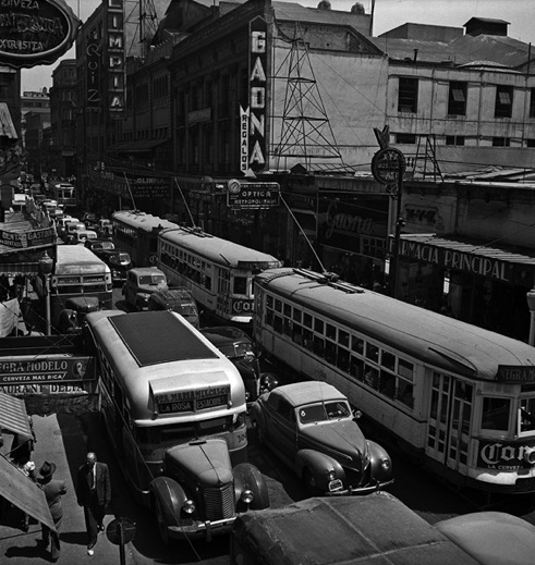TRAFFIC IN MEXICO CITY IN THE EARLY 20TH CENTURY.