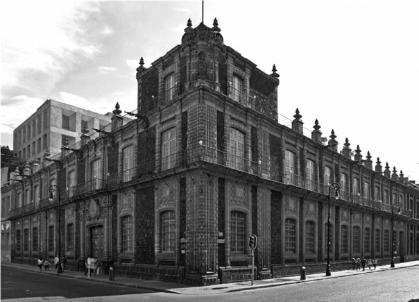 PALACE OF THE COUNTS SAN MATEO DE VALPARAISO, WITH THE
FAÇADE COVERED WITH TEZONTLE  

STONE.