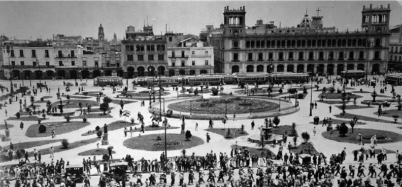 ZÓCALO DE LA
CIUDAD DE MÉXICO. CA. 1915. Antes de
la apertura de la avenida 20 de noviembre. 