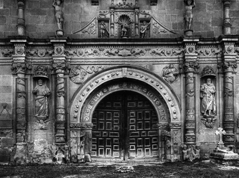 ACOLMAN.
Detalle de la fachada, antes de las excavaciones de los sedimentos