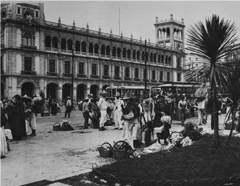 AYUNTAMIENTO,
CIUDAD DE MÉXICO, CA. 1923. Antes de
que se modificara el edificio, y antes de que se abriera la avenida 20 de
noviembre.