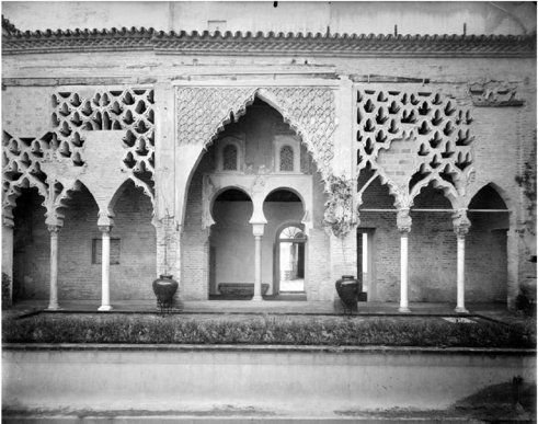 FIGURA 8. PATIO DEL YESO DE LOS
REALES ALCÁZARES DE SEVILLA. Tras la restauración del Marqués de la Vega Inclán
y José Gómez Millán.