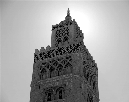 FIGURA 10. ALMINAR DE LA MEZQUITA
ALMOHADE DE LA KUTUBIA DE MARRAKECH. Estado tras la restauración de la
azulejería de su zona alta mediante técnicas tradicionales.