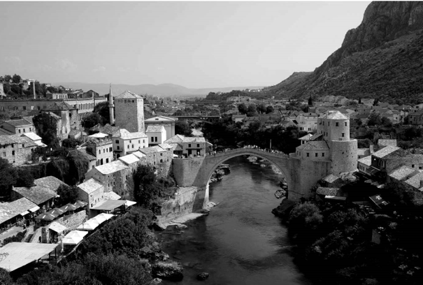 FIGURA 1. PUENTE DE MOSTAR,
BOSNIA-HERZEGOVINA. Después de su reconstrucción.