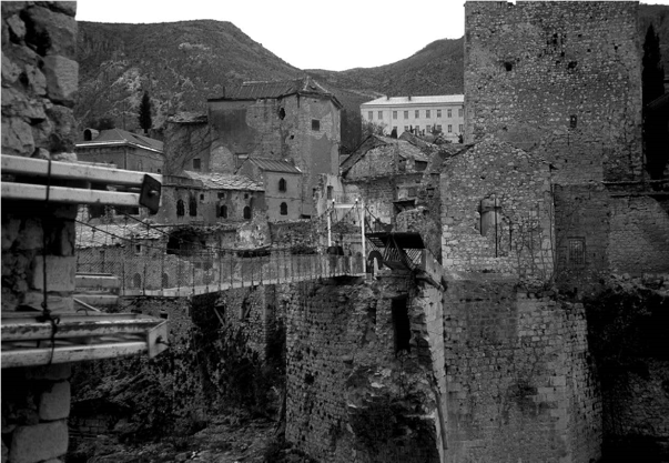 FIGURA 2. PUENTE PROVISIONAL TRAZADO
SOBRE LAS RUINAS DEL PUENTE DE MOSTAR. 