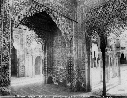 FIGURA 4. SALA DE LOS REYES DEL
PALACIO DE LOS LEONES DE LA ALHAMBRA DE GRANADA. Estado anterior a la
restauración de Rafael Contreras, con las lagunas y los deterioros del
arrimadero de azulejos.