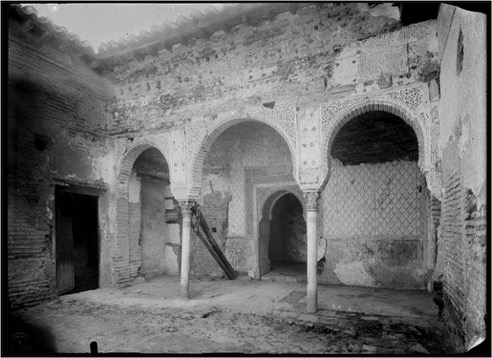 FIGURA 5. PATIO DEL HAREM. Palacio
de Los Leones de La Alhambra de Granada antes de su restauración. 