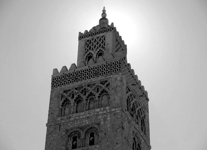 FIGURE 10. MINARET OF THE ALMOHAD MOSQUE OF THE
KOUTOUBIA OF MARRAKECH. Condition after the restoration of the tile in its
upper area using traditional techniques.