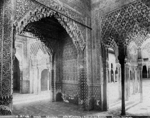 FIGURE 4. ROOM OF THE KINGS IN THE PALACE OF THE
LIONS IN THE ALHAMBRA OF GRANADA. Condition before the restoration treatment by
Rafael Contreras, with the lacunae and decay of the tile skirting board. 
