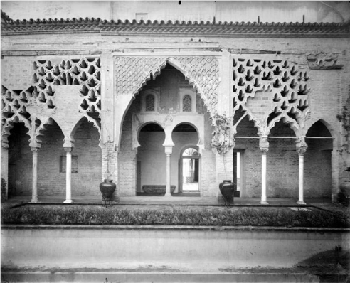 FIGURE 8. COURTYARD
OF THE GYPSUM OF THE ROYAL ALCAZARS OF SEVILLE. After the restoration by the
Marqués de la Vega Inclán and José Gómez Millán.