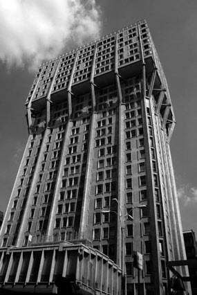 STUDIO BBPR (Gian Luigi Banfi, Lodovico Barbiano di Belgiojoso, Enrico
Peressutti, Ernesto Nathan Rogers), Torre Velasca, 1950-1957.