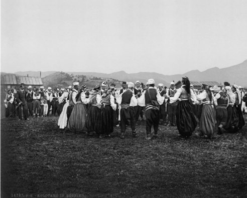GRUPO DE
BOSNIOS, DÉCADA DE 1890. 