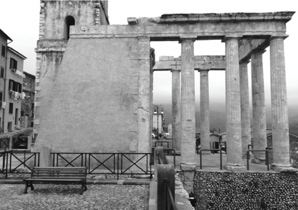 Figura 11. Vista
de las ruinas de Cori, templo romano liberado. 