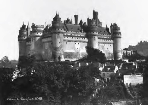 CASTILLO DE PIERREFONDS RESTAURADO. Postal.
