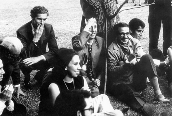 PAUL PHILIPPOT Y JOHANNES TAUBERT CON ALUMNOS Jardín del Departamento de Catálogo y Restauración del Patrimonio Artístico, INAH - SEP. Octubre 1969.