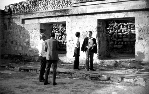 PAUL PHILIPPOT, MANUEL DEL CASTILLO NEGRETE Y JOHANNES TAUBERT. Visita de expertos a Mitla, Oaxaca México, Noviembre 1969.
