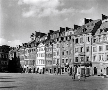 VARSAVIA. Scorci dello Stare Miasto (centro storico) dopo i restauri.