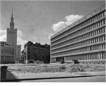 VARSAVIA. Nuovi edifici nelle aree danneggiate dalla guerra e sullo sfondo il palazzo della cultura (Pałac Kultury i Nauki) &ldquo;dono dell&rsquo;URSS&rdquo;.