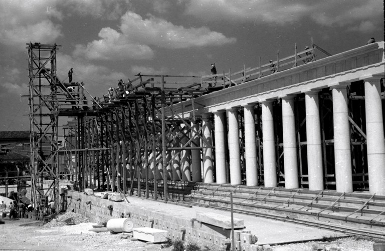 ATENAS. Sto&agrave; de Attalo durante la reconstrucci&oacute;n, 1955.