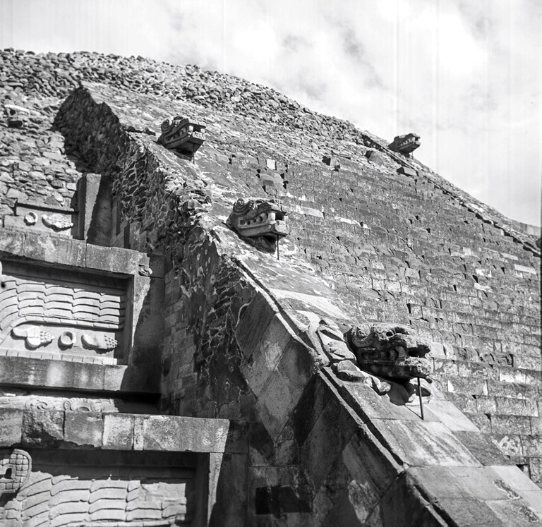 MESSICO, TEOTIHUACAN. Tempio di Quetzalcoatl. Fotografia di Roberto Pane 1962.