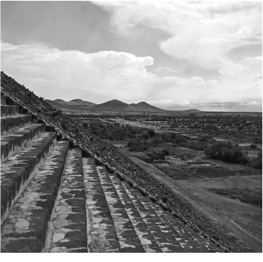 MESSICO, TEOTIHUACAN. Veduta dalla Piramide del Sole. Fotografia di Roberto Pane 1962.