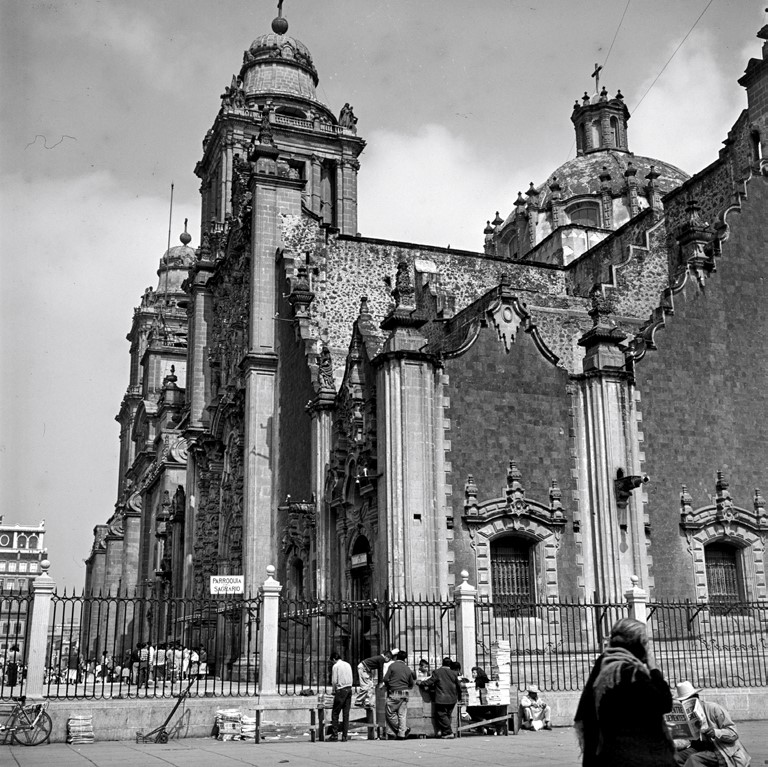 CITT&Agrave; DEL MESSICO, SAGRARIO DELLA CATTEDRALE. Fotografia di Roberto Pane, 1962.