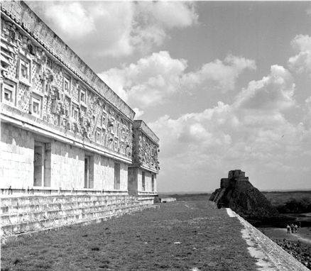 MESSICO, YUCATAN, UXMAL. Veduta del Palazzo del Governatore. Fotografia di Roberto Pane, 1962.