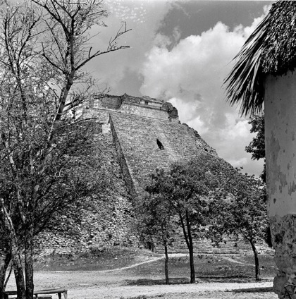 MESSICO, YUCATAN, UXMAL, Veduta della Piramide dell´Indovino. Fotografia di Roberto Pane, 1962.