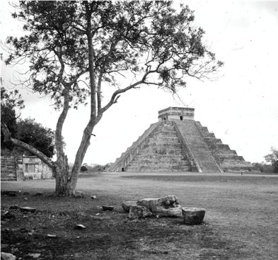 MESSICO, YUCATAN, CHICHÉN ITZÁ. Piramide di Kukulkan detta “El Castillo”. Fotografia di Roberto Pane, 1962.