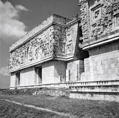 MESSICO, YUCATAN, UXMAL, Veduta del Palazzo del Governatore. Fotografia di Roberto Pane, 1962.