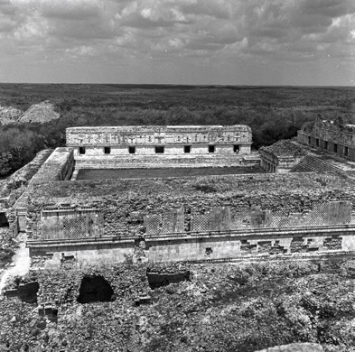 MESSICO, YUCATAN, UXMAL. Veduta del Quadrilatero delle Monache. Fotografia di Roberto Pane, 1962.