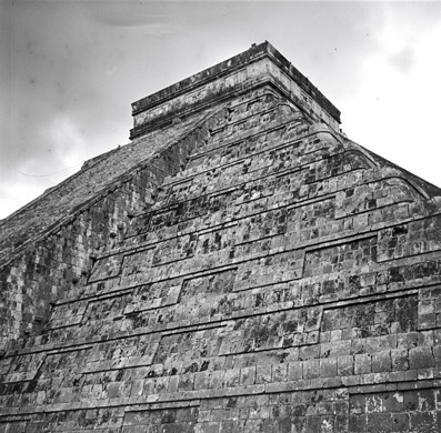 MESSICO, YUCATAN, CHICHÉN ITZÀ. Piramide di Kukulkan detta “El Castillo”. Fotografia di Roberto Pane, 1962.