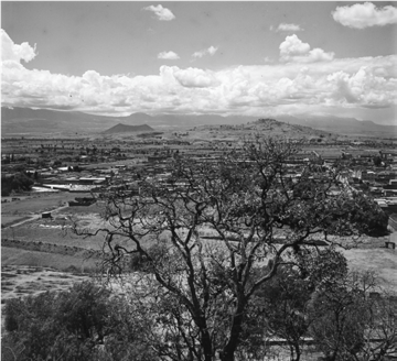 MESSICO, PAESAGGIO INTORNO A TEOTIHUACÁN. Fotografia di Roberto Pane, 1962.