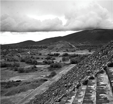 MESSICO, TEOTIHUACAN. Veduta dalla Piramide del Sole. Fotografia di Roberto Pane, 1962.