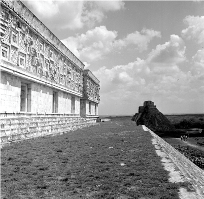M&Eacute;XICO, YUCAT&Aacute;N, UXMAL. Vista del Palacio del Gobernador. Fotograf&iacute;a de Roberto Pane, 1962.