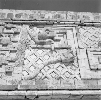 M&Eacute;XICO, YUCAT&Aacute;N, UXMAL. Vista del Cuadr&aacute;ngulo de las Monjas, detalle del friso. Fotograf&iacute;a de Roberto Pane, 1962.