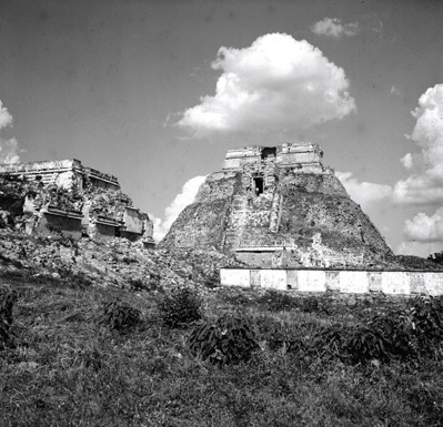 M&Eacute;XICO, YUCAT&Aacute;N, UXMAL. Vista de la Pir&aacute;mide del Adivino. Fotograf&iacute;a de Roberto Pane, 1962.