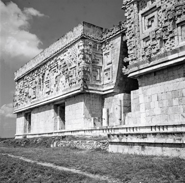 M&Eacute;XICO, YUCAT&Aacute;N, UXMAL. Vista del Palacio del Gobernador. Fotograf&iacute;a de Roberto Pane, 1962.